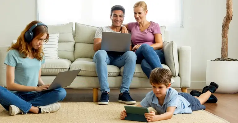 Familia usando Smithville Internet