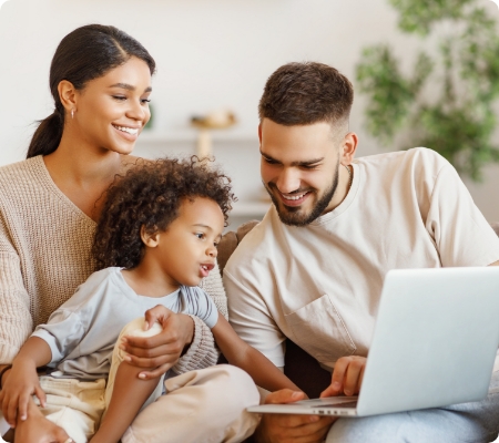 Familia feliz viendo los paquetes de Xfinity