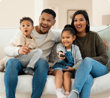 Familia feliz disfrutando de Xfinity TV con X1 y control por voz